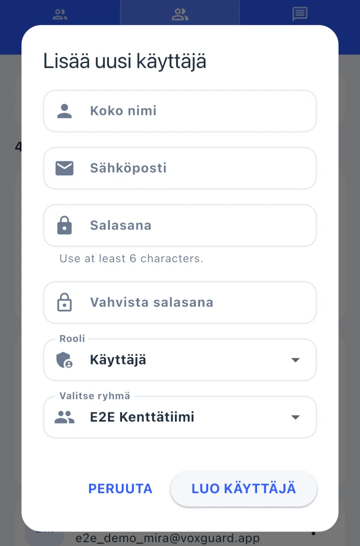Lisää uusi käyttäjä -ikkuna, jossa ovat nimi-, sähköposti-, salasana-, rooli- ja ryhmäkentät.